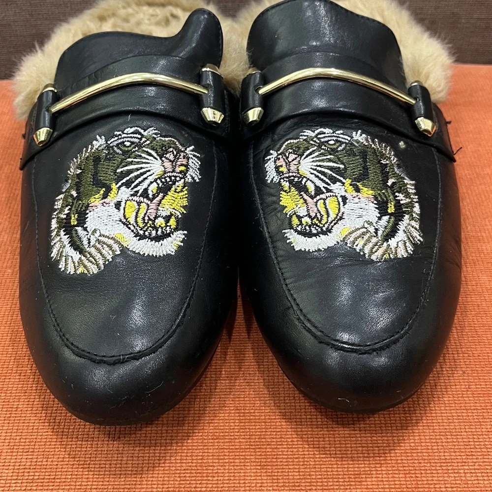 Steve Madden Black Leather King Tiger Embroidered Faux Fur Mule Shoes 9.5 US - Picture 3 of 11